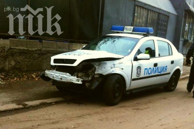 Само в ПИК! Трамвай помля полицаи в колата им насред София! Вижте уникални видео и снимки!