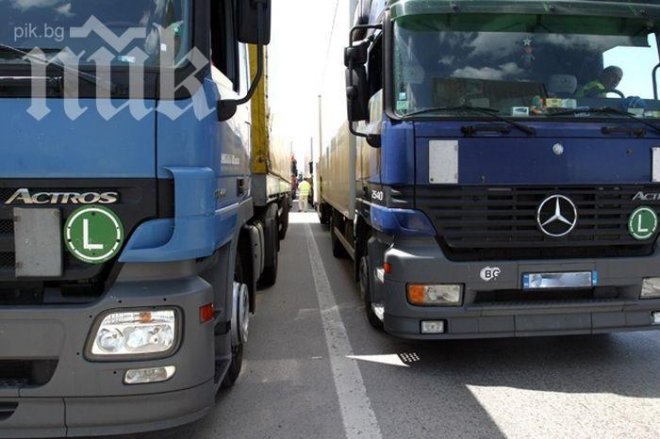 Рекордна 15-километрова опашка на ГКПП-Капитан Андреево