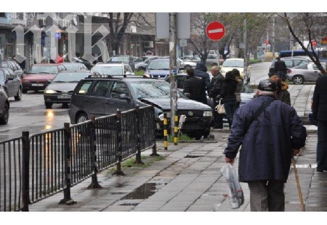 Голф се заби в уличен стълб във Варна 