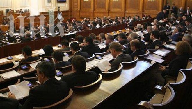 Двамата протестиращи отново са пред парламента