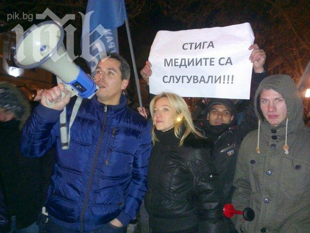 Бойко пристигна за участие в Панорама. БНТ е окупирана от привърженици на ГЕРБ и Бареков (обновена)