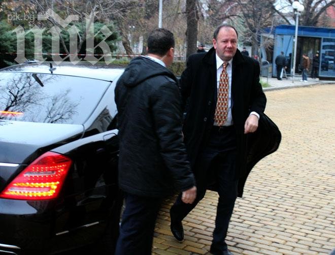 Депутати и министри начело с Миков разглеждат автомобилен завод в Китай