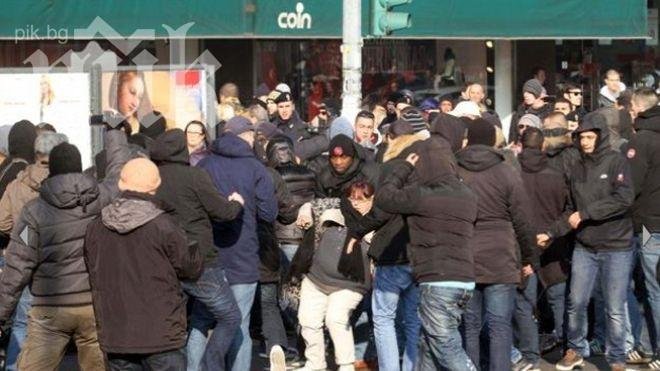 Хулиганите на Аякс вандалстват в Милано, двама наръгани и 100 арестувани (видео)