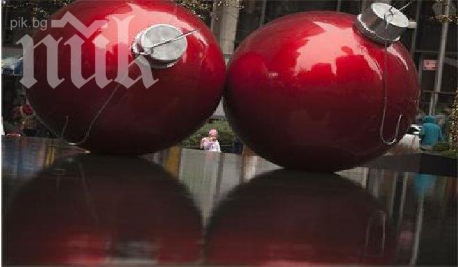 Шок в Италия! Сексуални играчки се появиха накичени върху елха