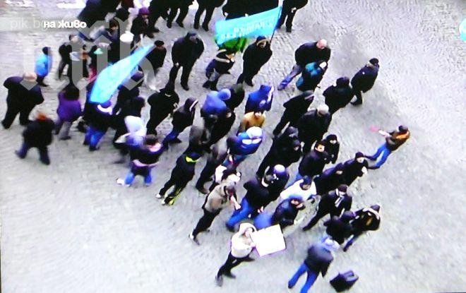 Хора на Бареков чакат Бойко пред Нова тв