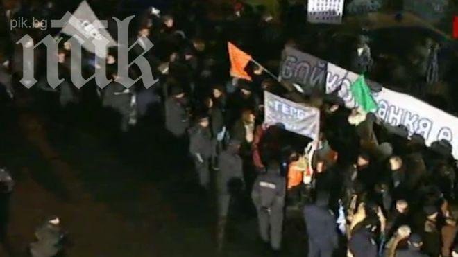 Агитките на Бойко и Бареков - в дерби среща пред БНТ (галерия)