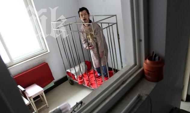 Майка затвори в клетка детето си за 42 години (видео)