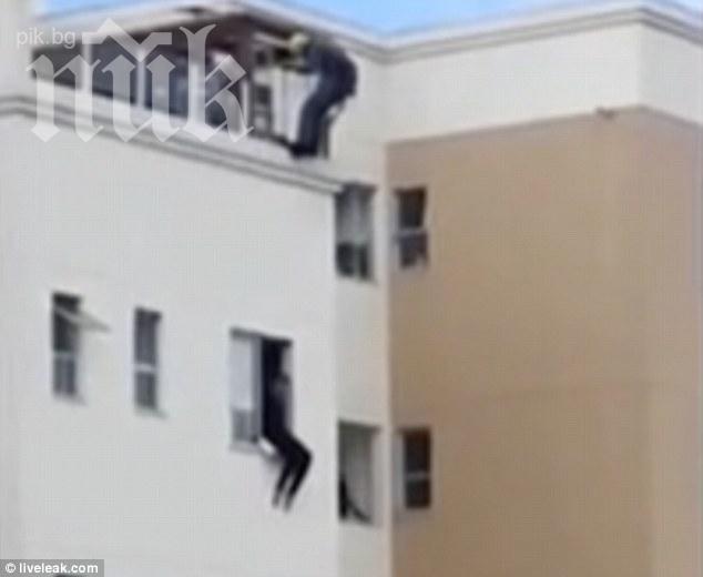 Видеото, което шокира всички! Самоубиец плаши, че ще скочи от 12-ия етаж. Командос го спира от въздуха!