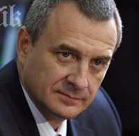Супер екшън насред София! Цветлин Йовчев блокиран в ресторант от протестиращи! Пази го жандармерия, тълпата иска да нахлуе! (снимки)