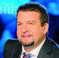 Ники Кънчев се пропи! Налива се с уиски, докато води 