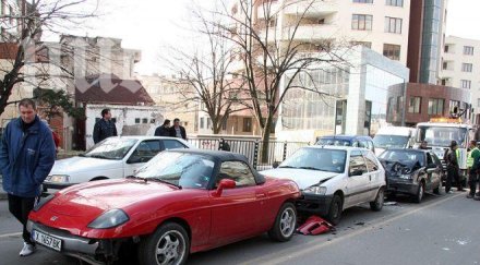 млад шофьор прелетя 100 червено удари коли ранени обновена