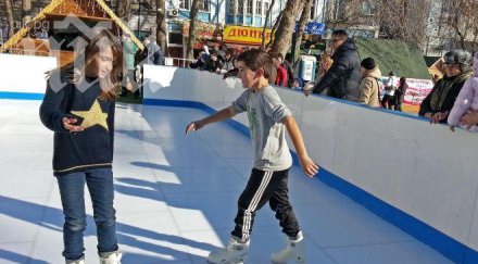 ледена пързалка без лед радва децата варна