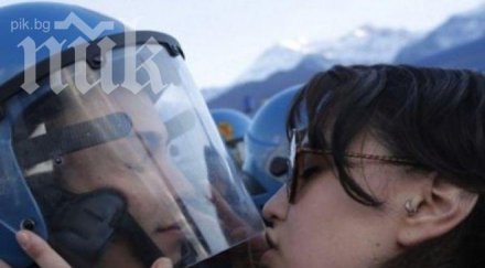 студентка обвинена сексуален тормоз целунала полицай снимка