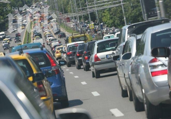 300 000 автомобили напускат София в събота

