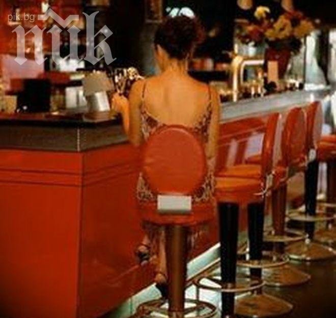 Млада жена скочи през стъклото на бар