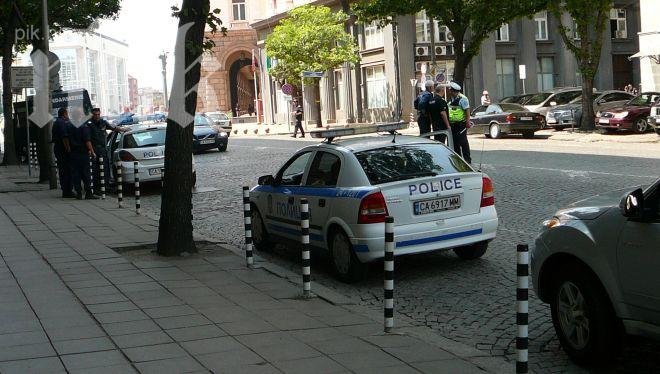 Шофьорка се блъсна в два бетонни стълба