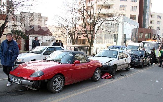 Млад шофьор прелетя със 100 км/ч на червено, удари 2 коли! Има ранени! (обновена)