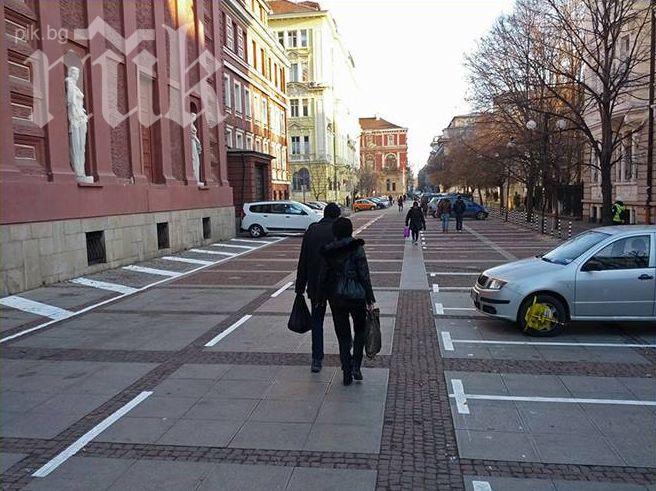 Площадът на Народния театър се превърна в паркинг - студенти готвят протест