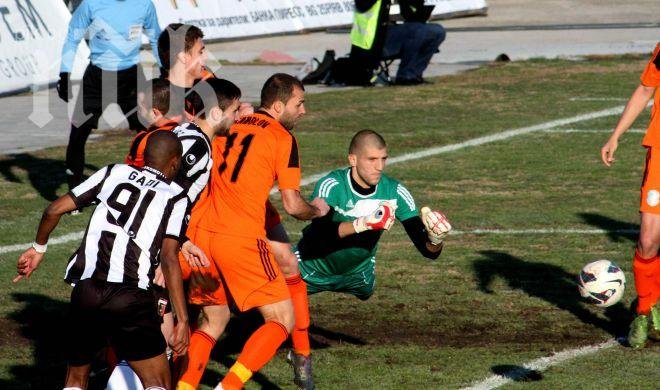 Литекс съкруши Локо (Пд) в екшън с 9 гола и 4 червени картона