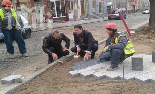 Кметът на Пловдив реди павета на тротоар