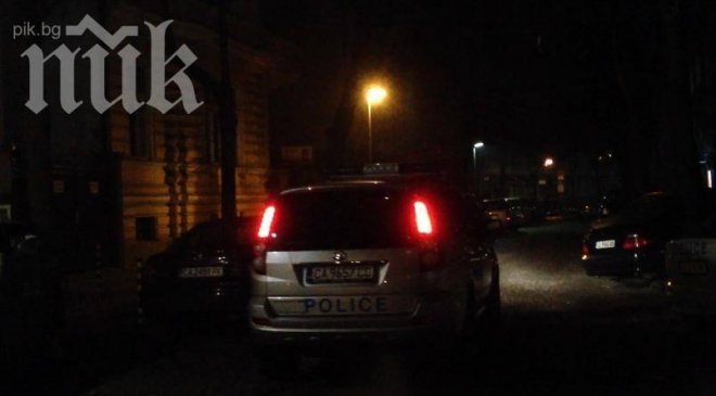 Цветлин Йовчев успя да избяга от блокадата на протестиращите - тръгна си с полицейски джип (обновена + снимки)