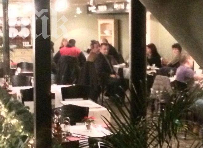 Йовчев запазил спокойствие при блокадата в ресторанта, извинявал се на клиентите за неудобството (видео)