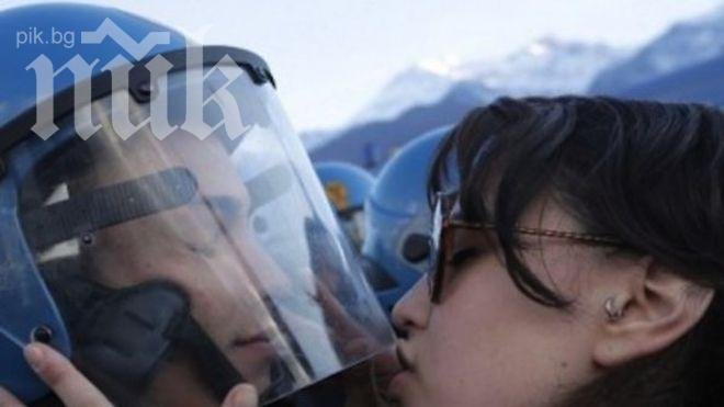 Студентка обвинена в сексуален тормоз - целунала полицай (снимка)