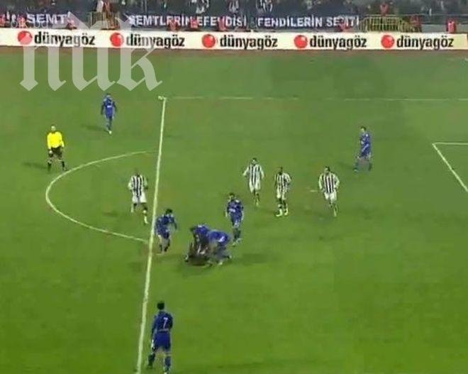 Звезди на Бешикташ млатят фен на терена (видео)