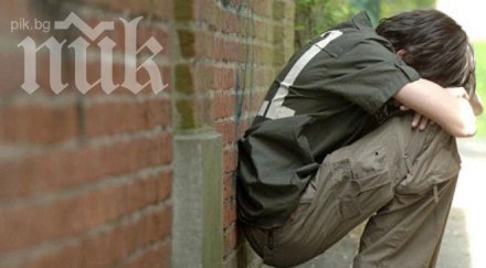позор седмокласник насили брутално свой съученик директорката прикрива случая
