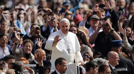 папа франциск привлича повече хора площада сравнение бенедикт