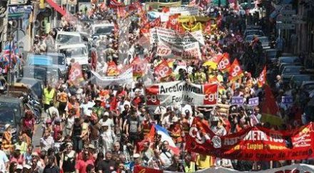 работниците петролни заводи франция стачкуват