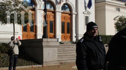двама протестиращи сутрин посрещнаха депутатите