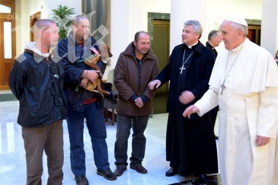 Папа Франциск отпразнува рожденния си рожден с трима бездомници
