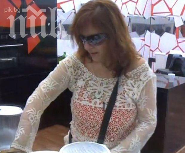 Оперираха спешно мъжа на Кичка, тя бди над леглото му