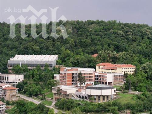 Кошмар! Преподавател издъхна пред 50 студенти по време на лекция в Търновския университет!