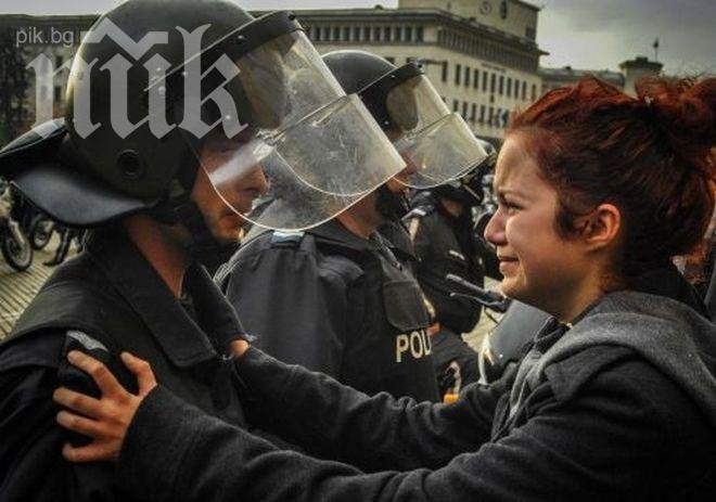 Разпитваха 40 минути ученичката Деси от великата снимка с полицая