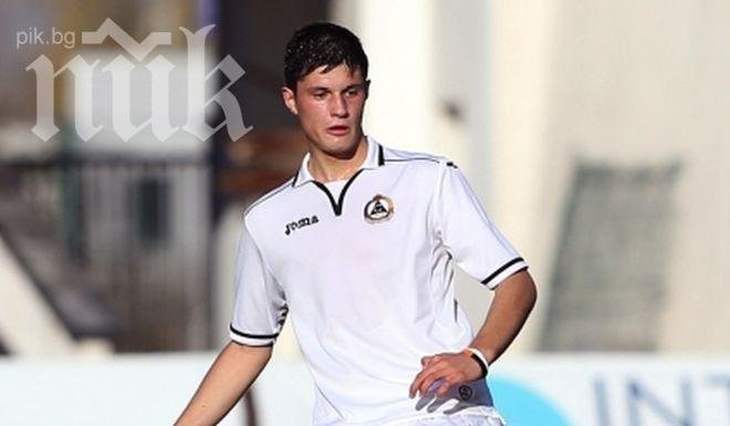 Защитник на „Славия” е на проби в „Манчестър Юнайтед”!