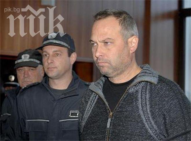 Ужас! Пиян лекар претрепал баща си с брадва и отишъл да си допие