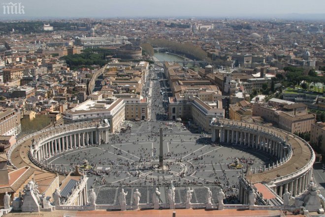 Мъж се самозапали под носа на папата