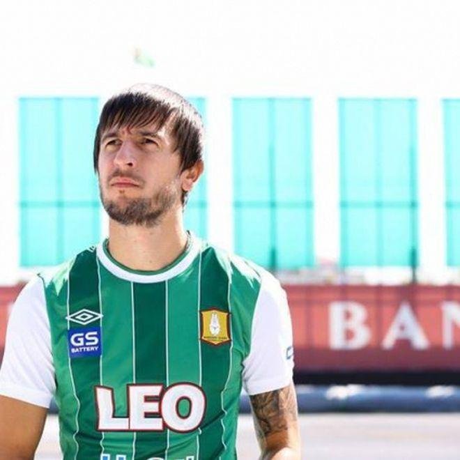 Бивш халф на сините подписа в Тайланд