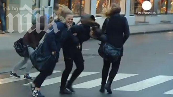 Ураганен вятър пречи на хората да пресичат (уникално видео)