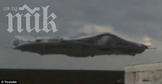 Смайващо видео! Шофьор снима как НЛО се приземява край фабрика!