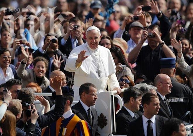 Папа Франциск привлича много повече хора на площада в сравнение с Бенедикт