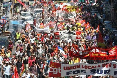 Работниците в петролни заводи във Франция стачкуват
