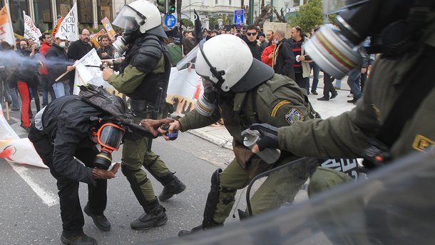 Демонстранти окървавиха протестите в Европа 
