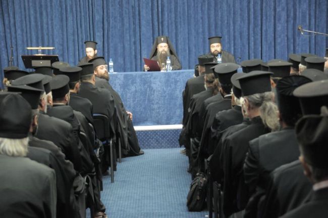 Войната между митрополитите - през подкупи и компромати