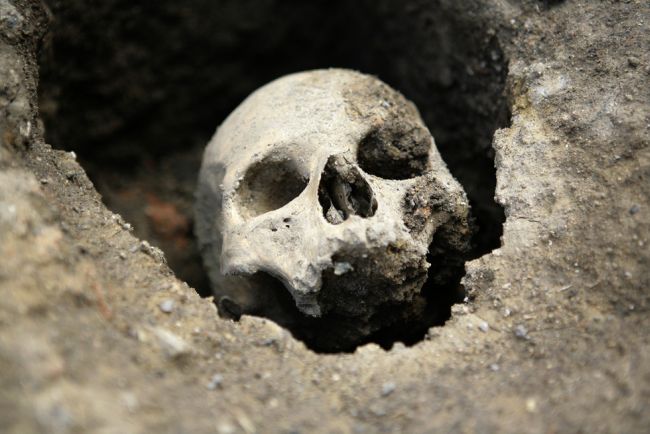 Млада прелюбодейка закована с пирони към ковчега си