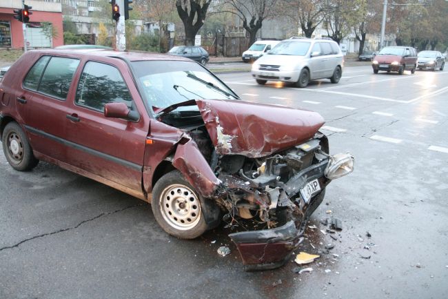 Мъж бере душа след като се натресе в стълб