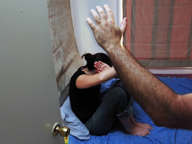 Баща пребивал от бой дъщеря си