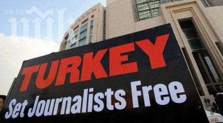 турция забрани журналистите влизат сградите полицията